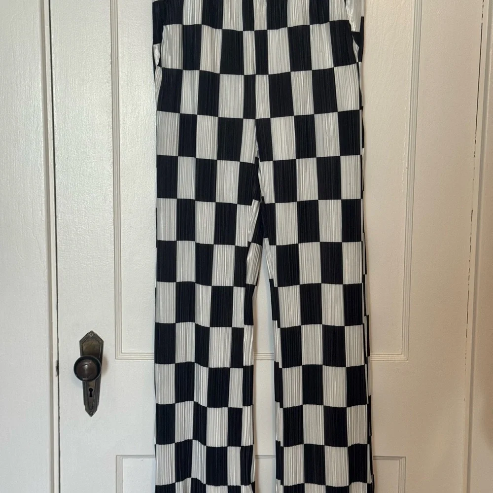 Dressed in LALA Monochrome Check Plisse Set - Picture 3 of 3